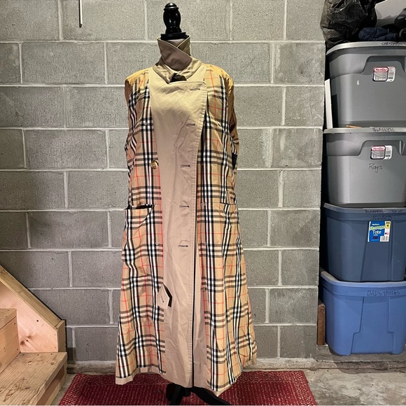 Burberry trench coat. - Picture 8 of 15